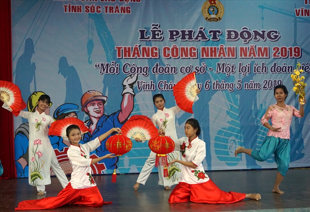 a Văn nghệ chào mừng