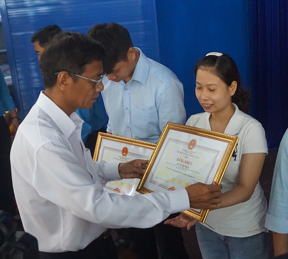 a3 Đồng chí Lâm Văn Mẫn trao bằng khen của Chủ tịch UBND tỉnh Sóc Trăng cho CNVCLĐ