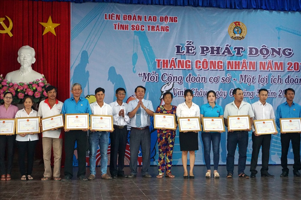 a4 Tặng bằng khen của Chủ tịch UBND tỉnh Sóc Trăng cho CNVCLĐ