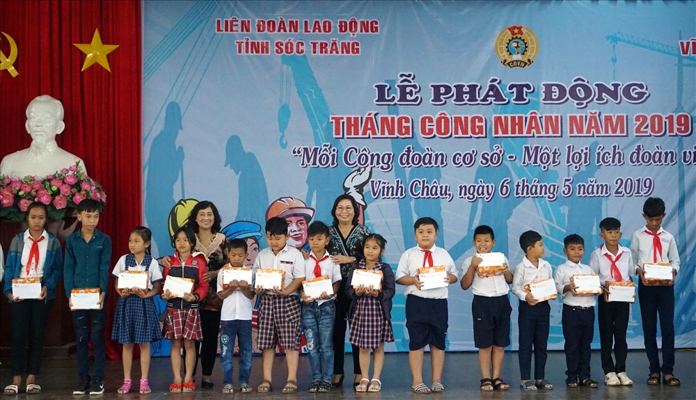 a7 Trao học bổng cho con em CNVCLĐ vượt khó