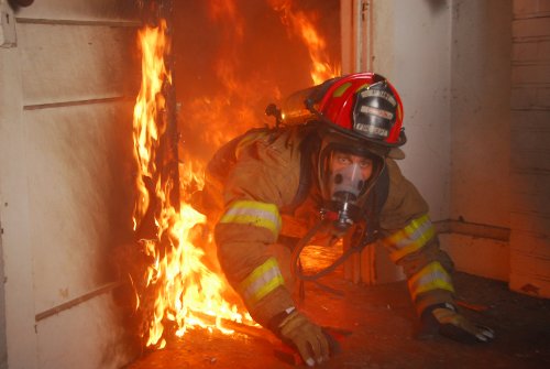 Lính cứu hỏa dễ mắc ung thư vì khói độc hại