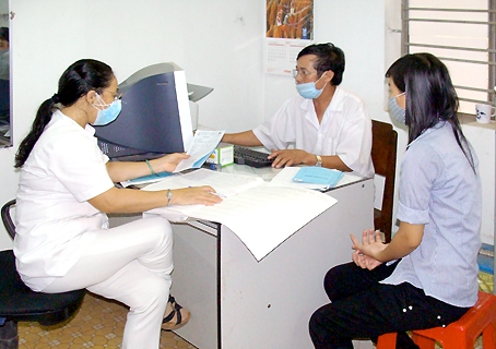 Một công nhân phải khám bệnh nghề nghiệp tại Trung tâm bảo vệ sức khỏe lao động và môi trường tỉnh.