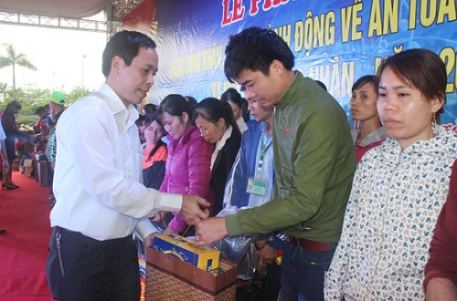 thang_cong_nhan_tang_qua